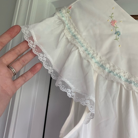 White Floral Embroidered nightgown - Picture 5 of 11